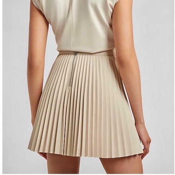 NWOT Express cream pleated high waisted faux leather mini skirt - Picture 8 of 11